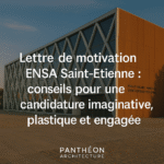 Image du Musée d’art moderne de Saint-Étienne Métropole, bâtiment contemporain en lumière rasante, sur lequel figure le titre de l’article et le nom “Panthéon Architecture